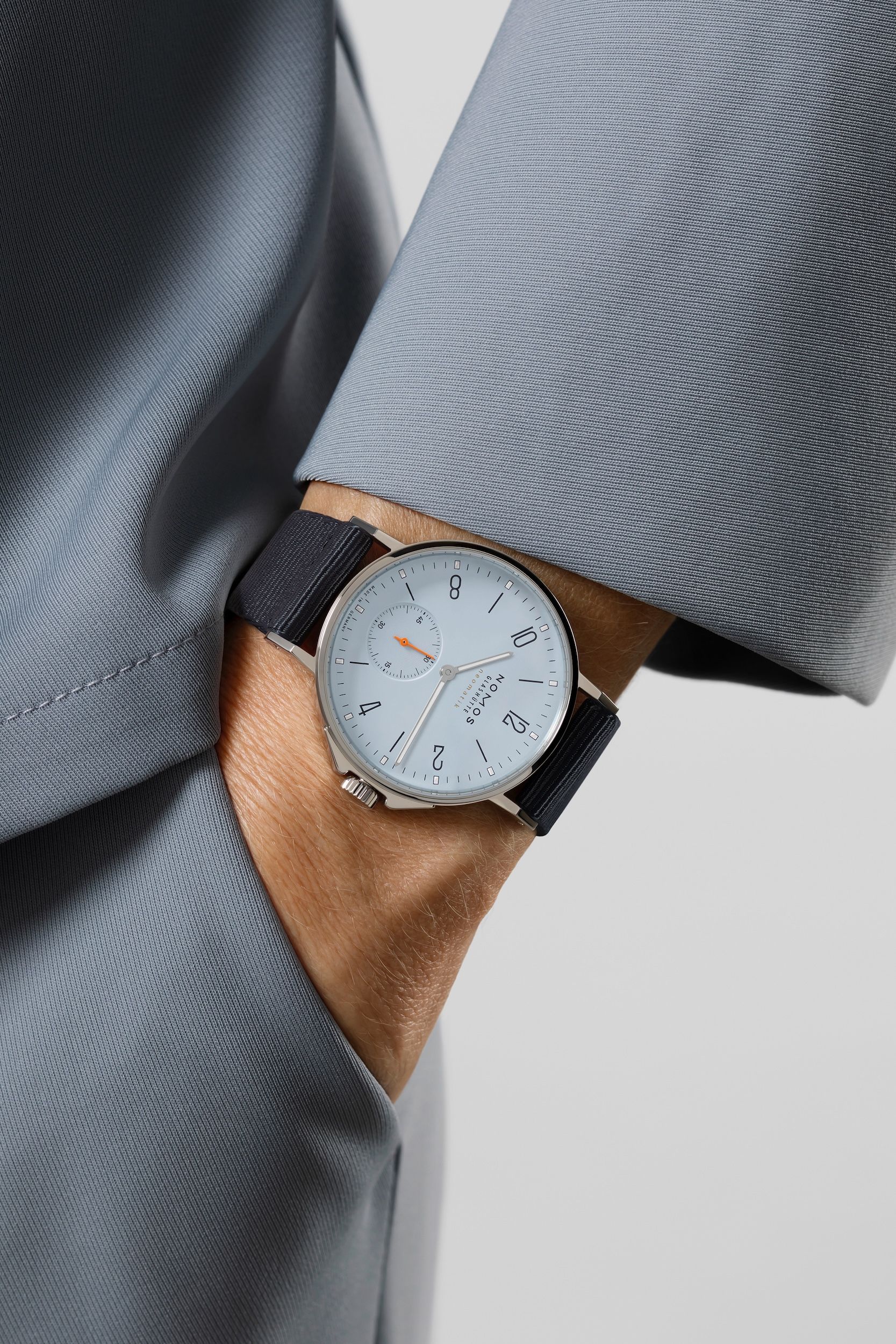 アホイ ネオマティック スカイ – NOMOS Glashütte | JP Store
