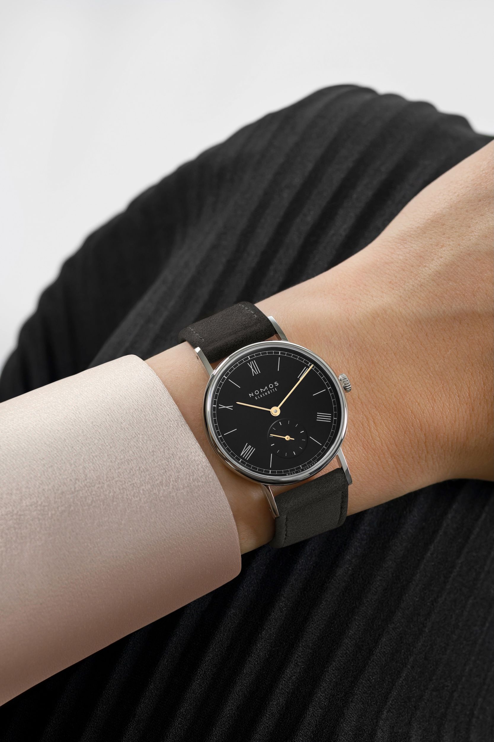 ラドウィッグ 33 ノワール – NOMOS Glashütte