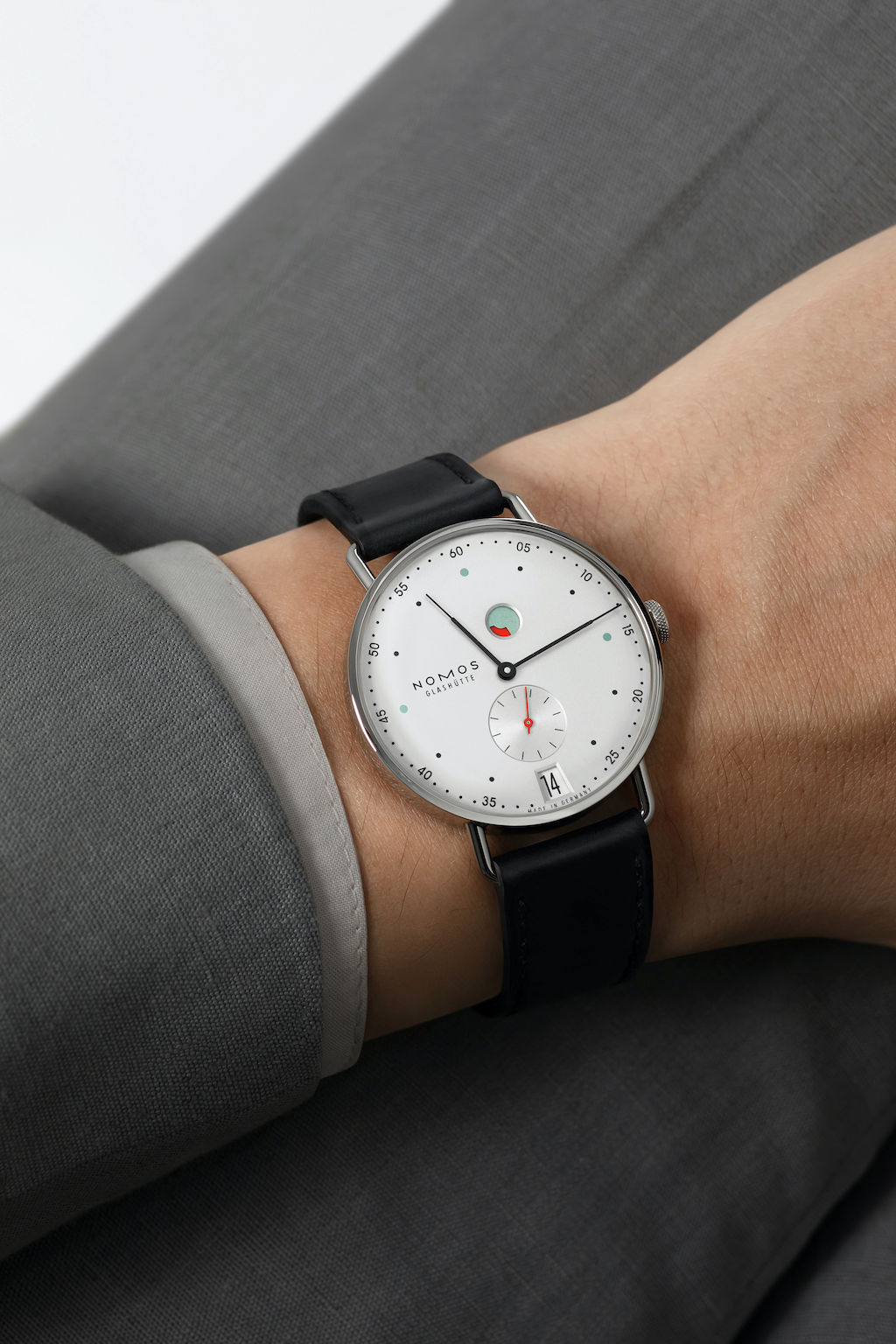 Metro date power reserve NOMOS Glash tte