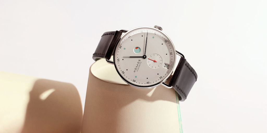 Nomos metro shop date power reserve