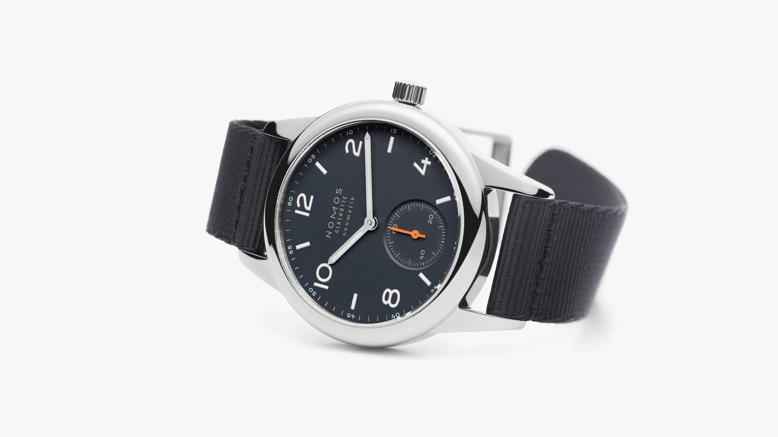 nomos-glashuette.com