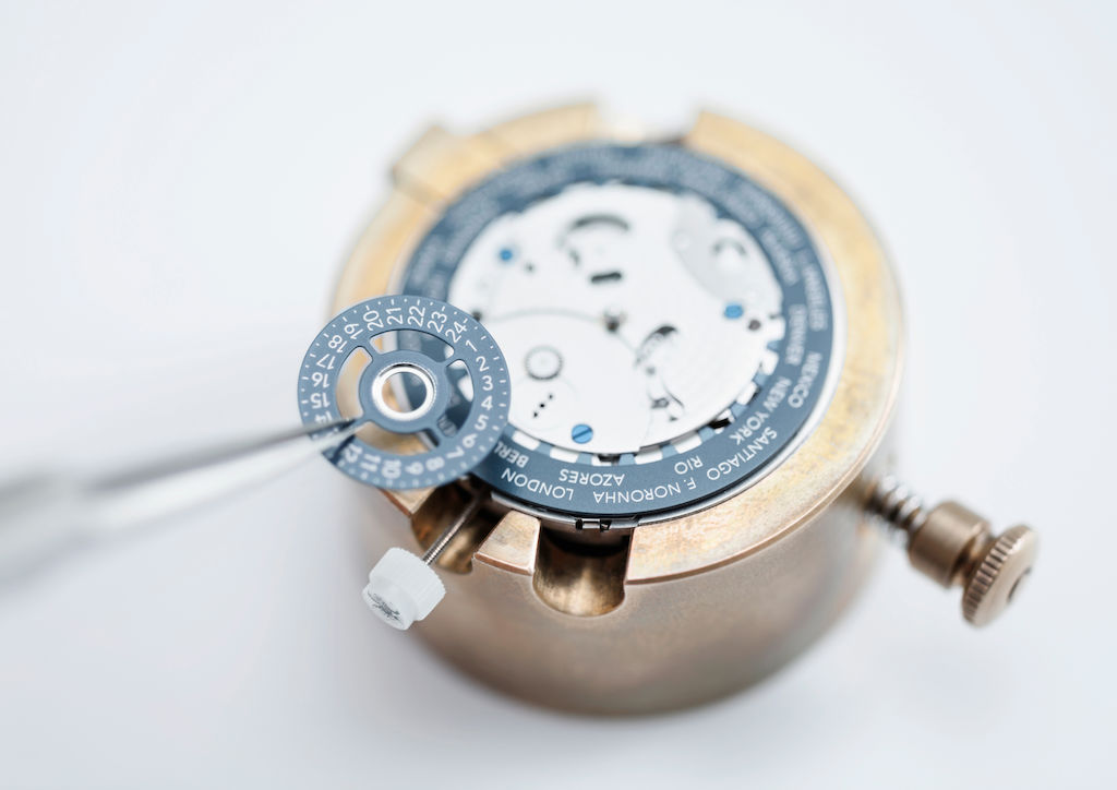 Nomos movement outlet